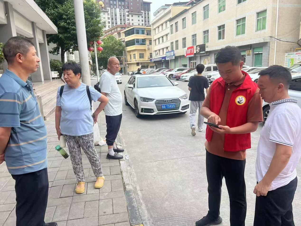 化身志愿者招引客流