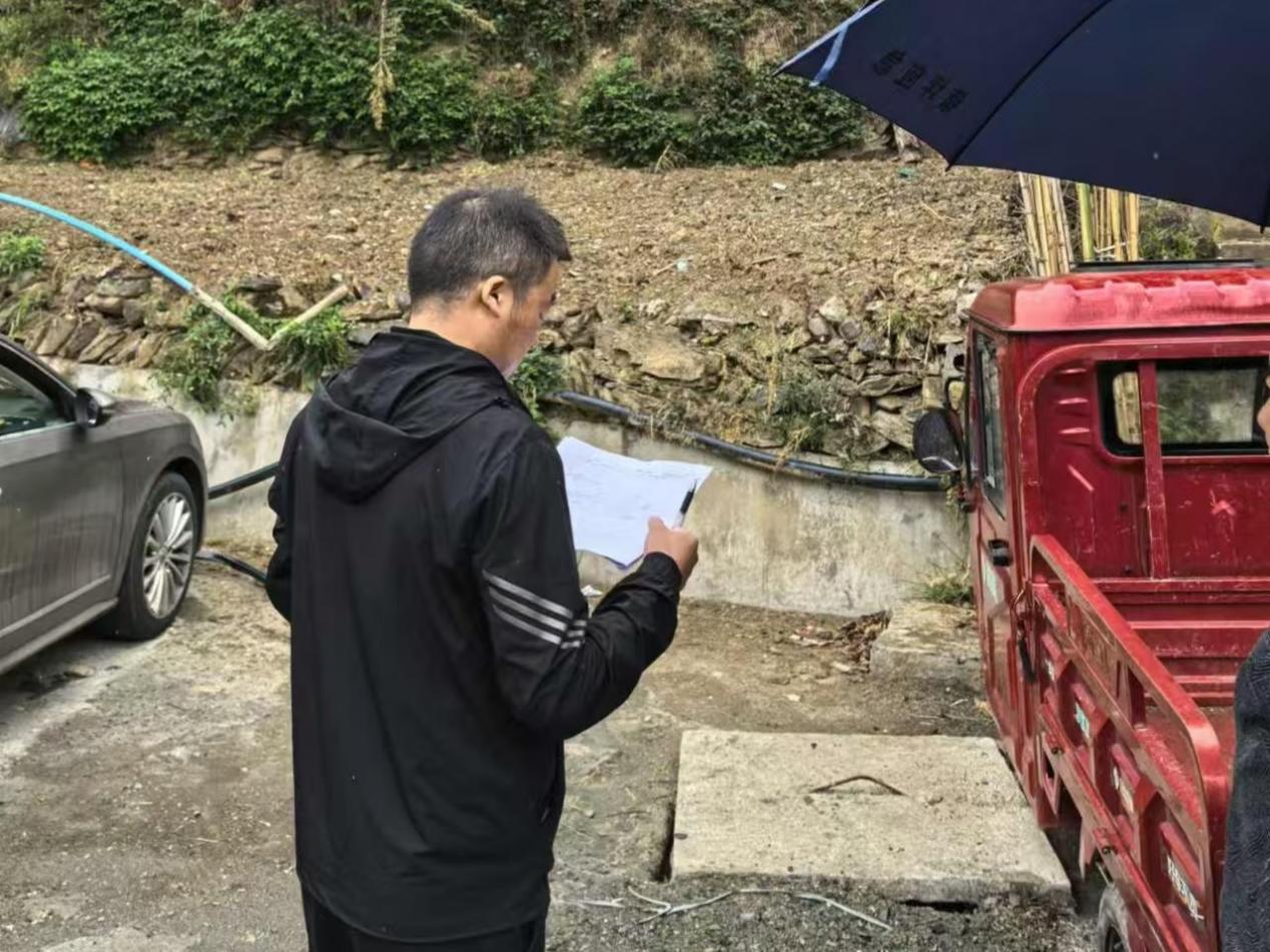 贺猛副镇长正在实地核查申报项目 (2)