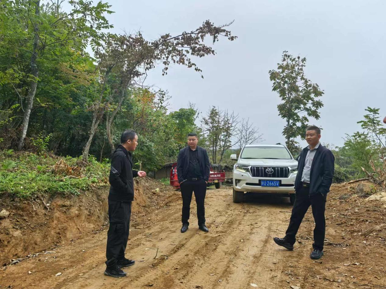 贺猛副镇长在现场检查产业路质量情况