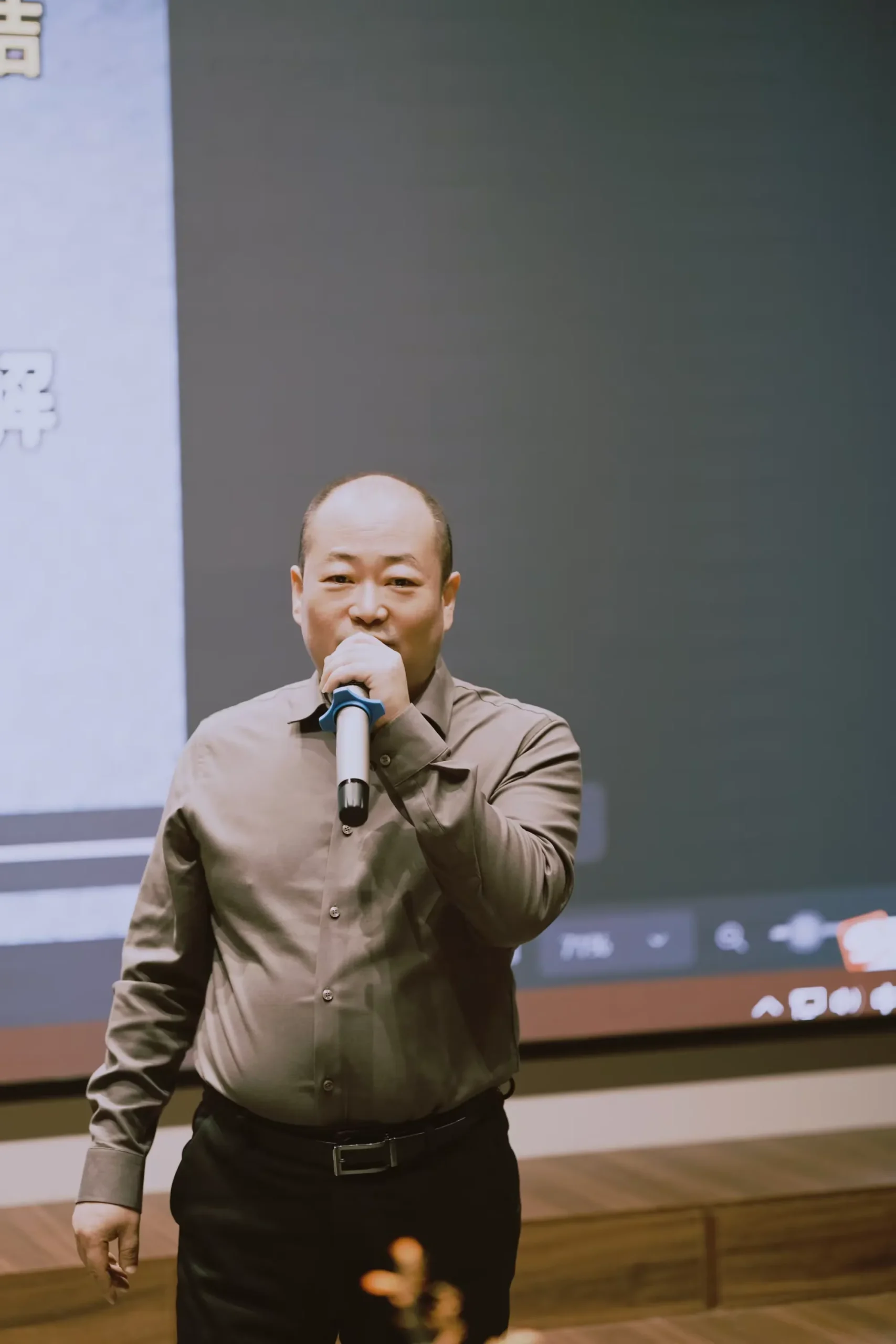 简篇-榆阳区支行开展“激扬巾帼志 奋进新征程”女神节巧手串珠活动