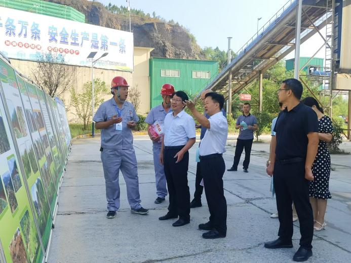 9.重点基础业务蓬勃向上（3）：县人大调研西铁采石场