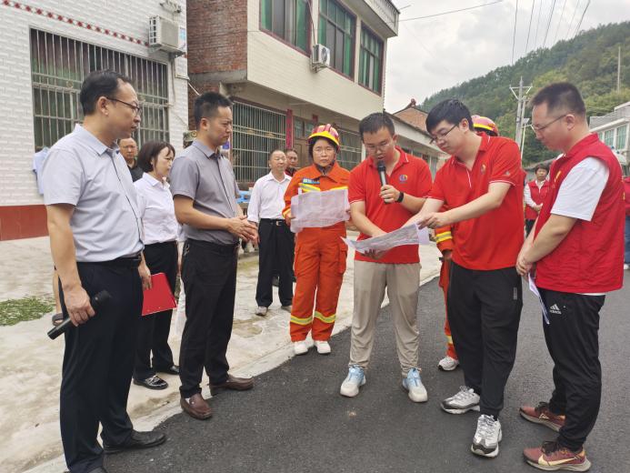 9.重点基础业务蓬勃向上（7）：市地质灾害防治监测中心查主任、田县长、徐局长、方局长在盘龙村十七组滑坡点开展汉阴县2024年地质灾害应急演练活动