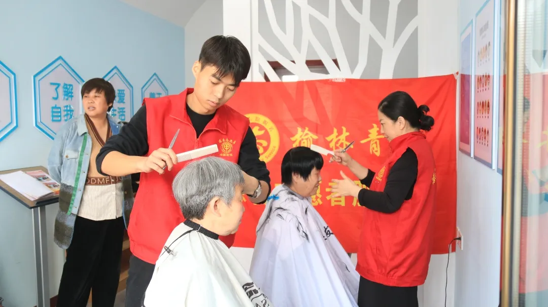 榆林青年慈善志愿者服务队开展“学雷锋・送温暖”义诊义剪公益活动 (3).jpg