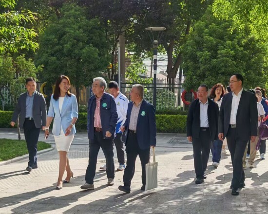 与会领导、嘉宾参观校园文化建设.jpg