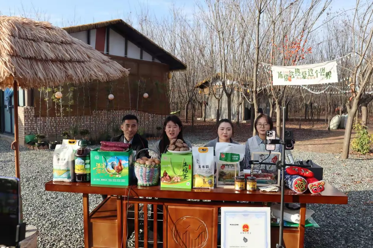 简篇-“云端”架起助农新桥梁 ——河北镇携手温水镇打造助农直播新篇章