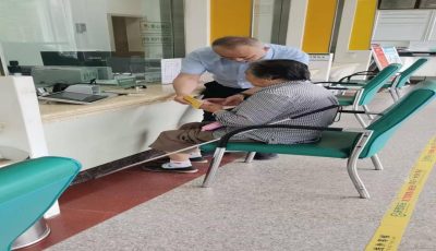 盲人独居老人取款遇难题 银行员工贴心解民忧1