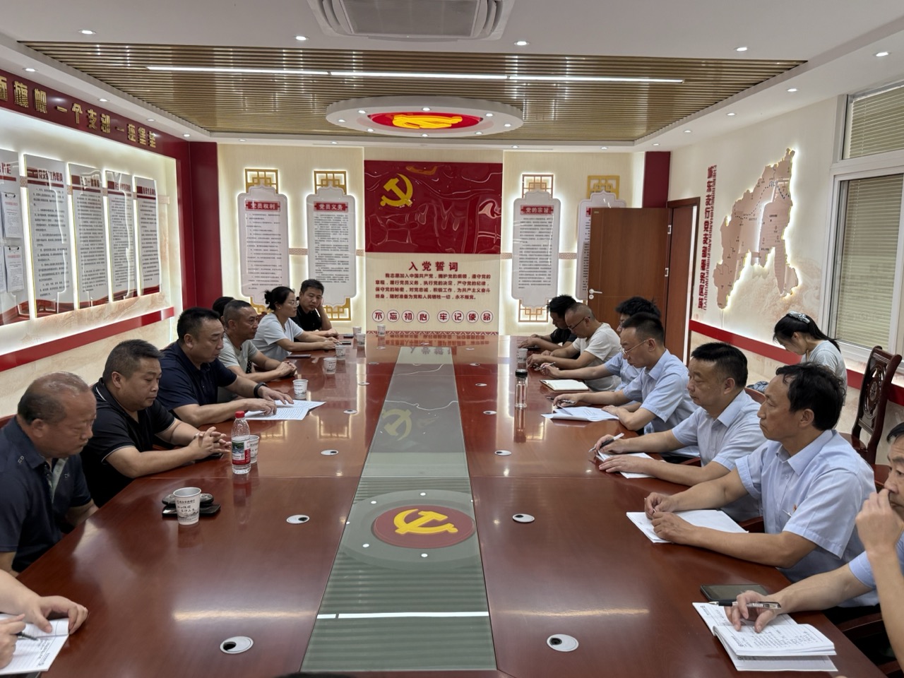 西乡农商银行城东支行联合堰口社区开展党建共建活动1