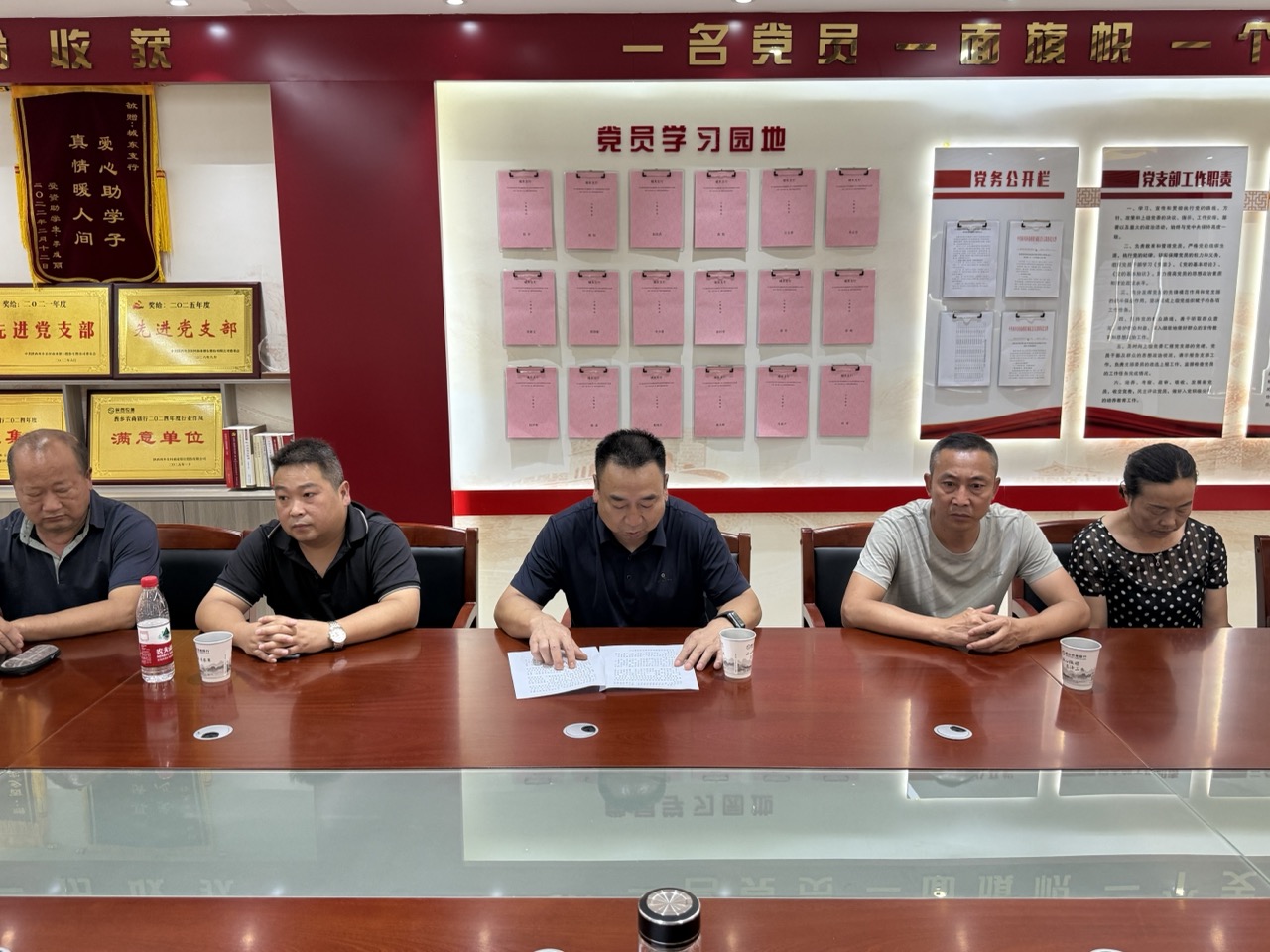 西乡农商银行城东支行联合堰口社区开展党建共建活动2