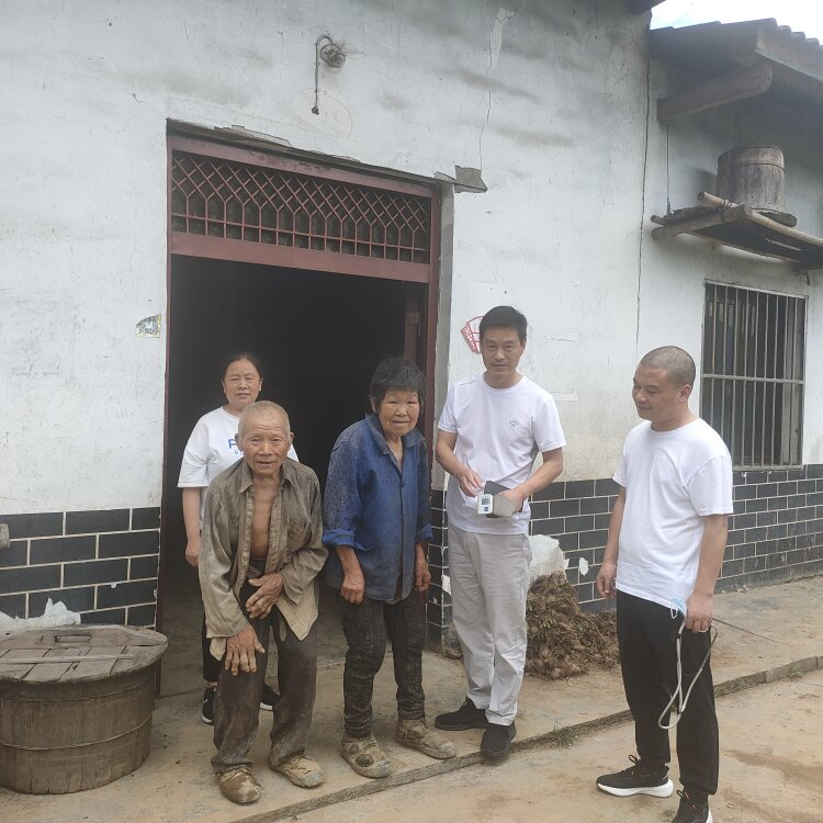 3、看望杨正喜老人