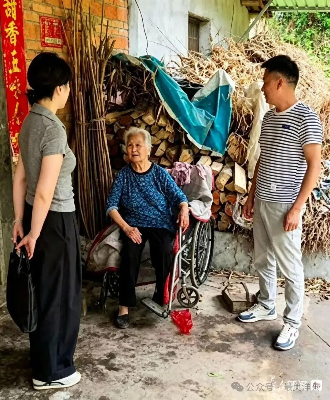 8月16日,洋县溢水镇干部走进特殊人群家庭,了解生活需求。通讯员 李刚摄