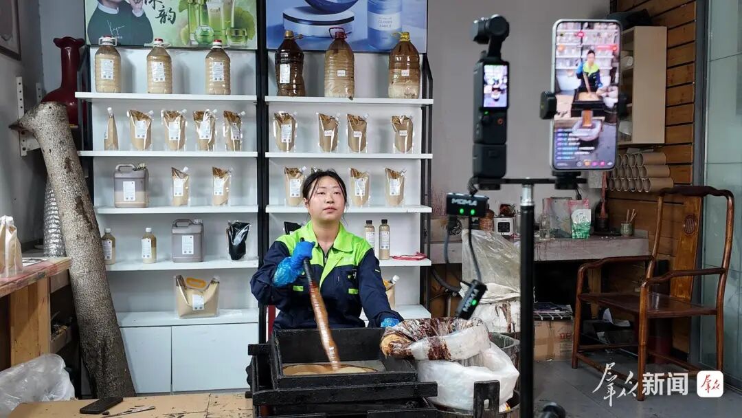 在陕西龙头国漆文化产业有限公司，工作人员进行电商直播。