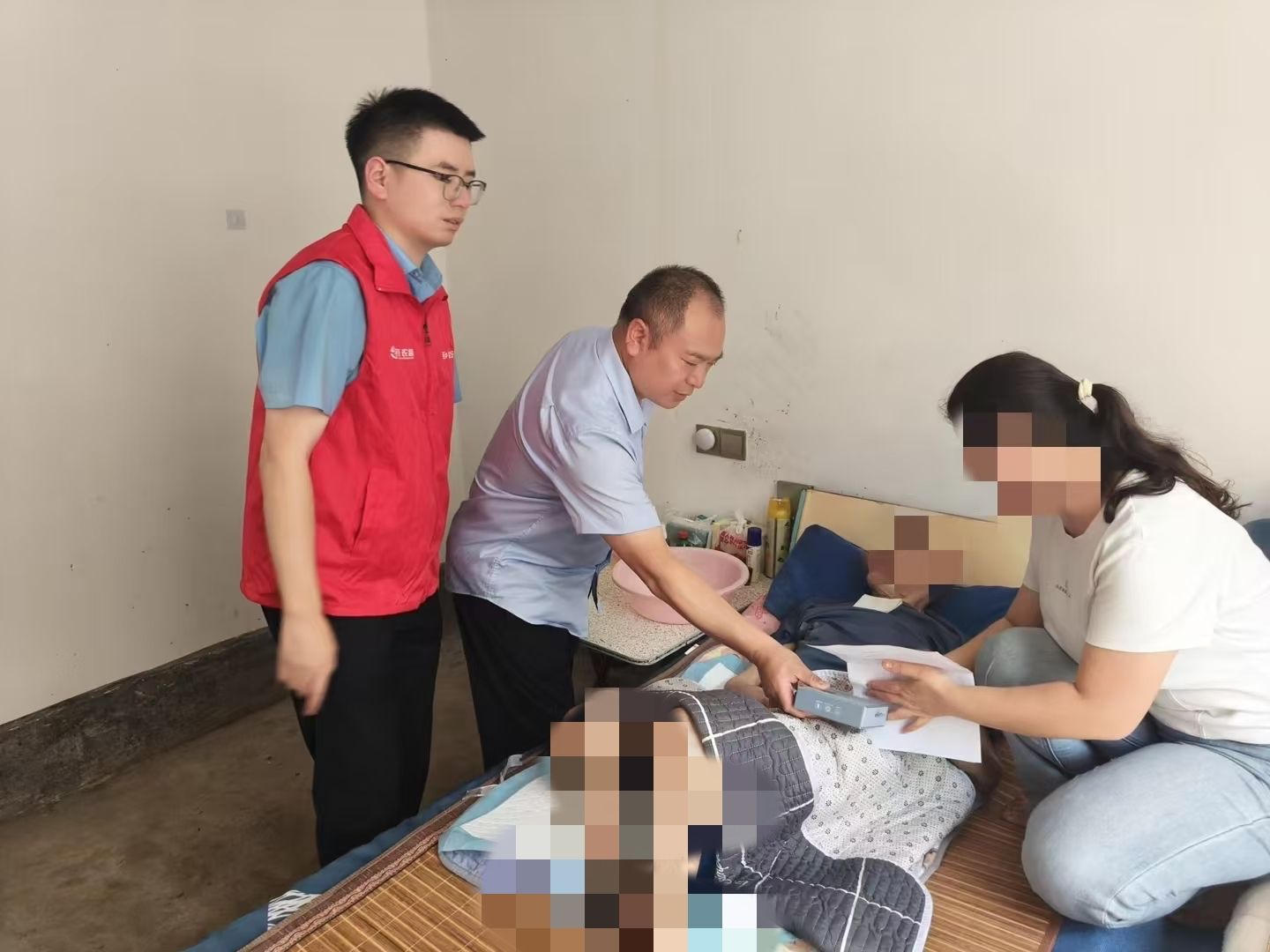 西乡农商银行峡口支行“枫桥式金融消保服务工作站”(试点)上门为患病老人服务解民忧