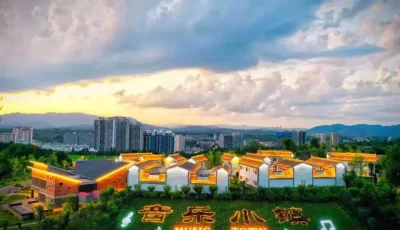 傍晚的洛南音乐小镇民宿全景。