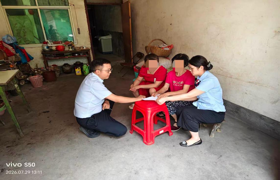 西乡农商银行柳树分理处上门为高龄老人服务
