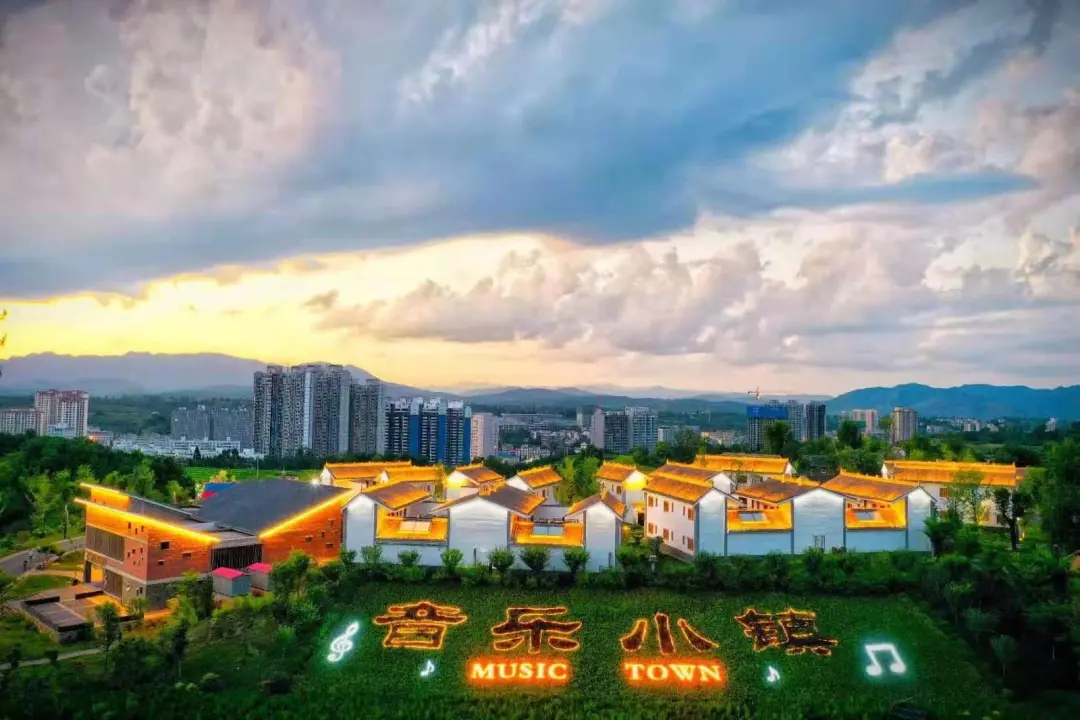 傍晚的洛南音乐小镇民宿全景。