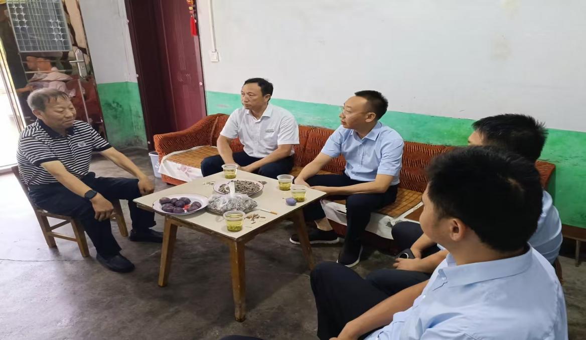 情暖患病员工 关怀凝聚人心——西乡农商银行城东支行党支部看望慰问病休老党员