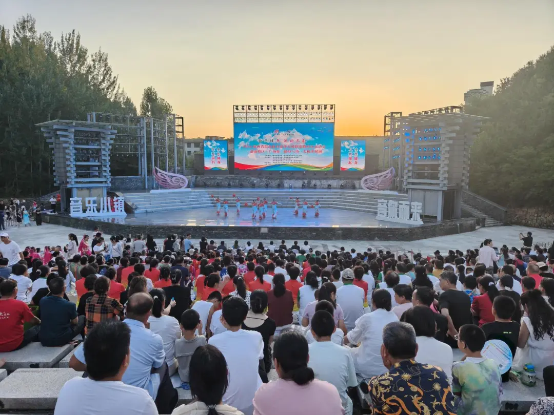 洛南音乐小镇露天音乐广场的常态化演出，吸引了众多观众和游客消暑纳凉。
