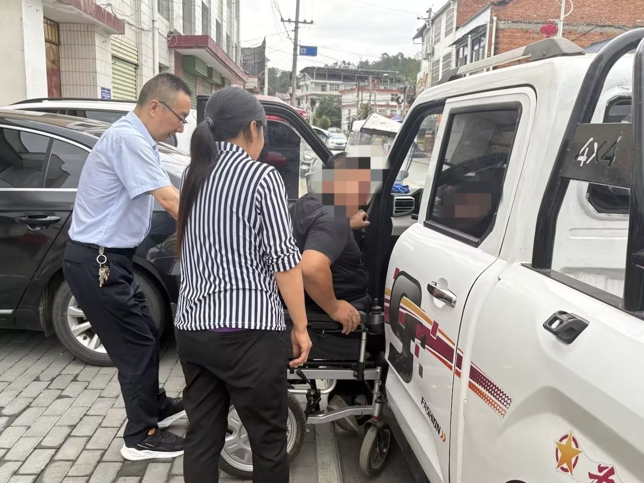 西乡农商银行沙河支行畅通便民服务通道