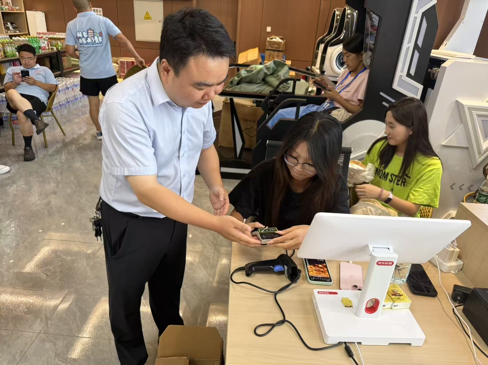 西乡农商银行城北支行营业部提前完成年度绑卡任务 (1)