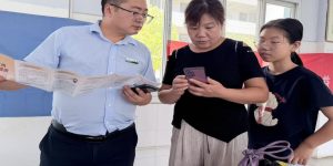 西乡农商银行柳树分理处开展反假货币宣传进校园活动