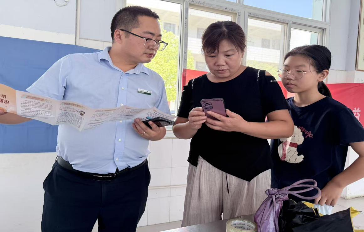 西乡农商银行柳树分理处开展反假货币宣传进校园活动