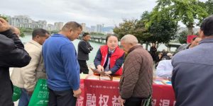 情暖重阳节 守好“钱袋子”——西乡农商银行城东支行走进东渡社区开展金融宣传活动 (1)