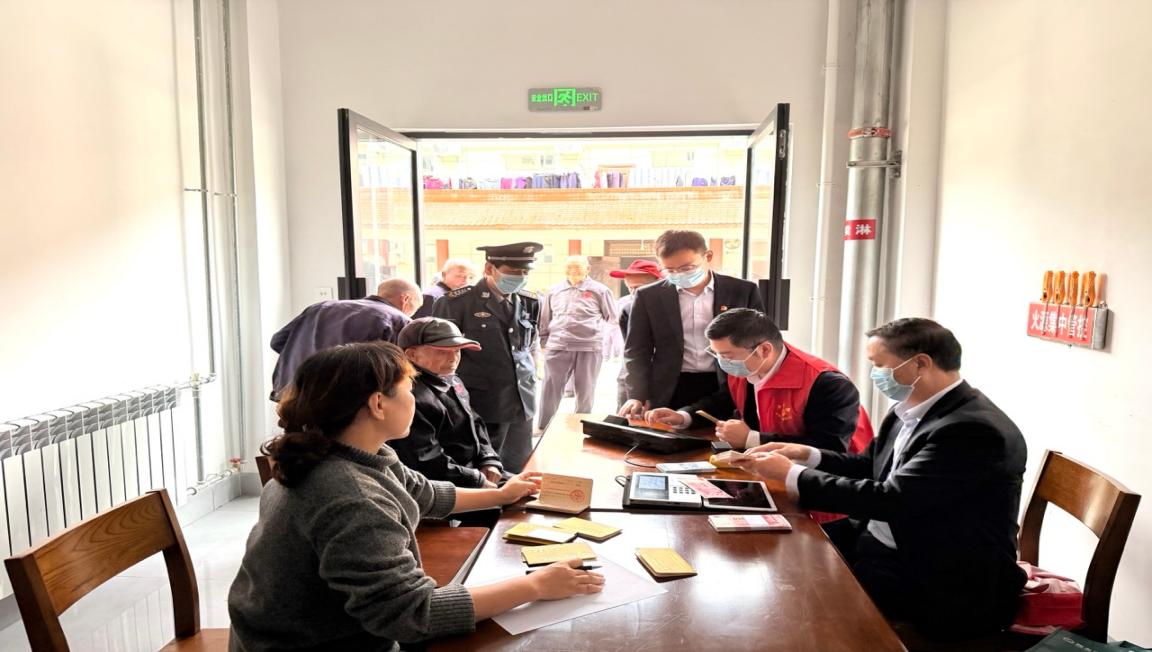 情暖重阳敬长者 金融服务暖人心——西乡农商银行白勉峡分理处走进敬老院开展敬老服务活动 (2)