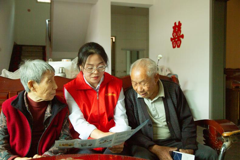 李瑶和老人