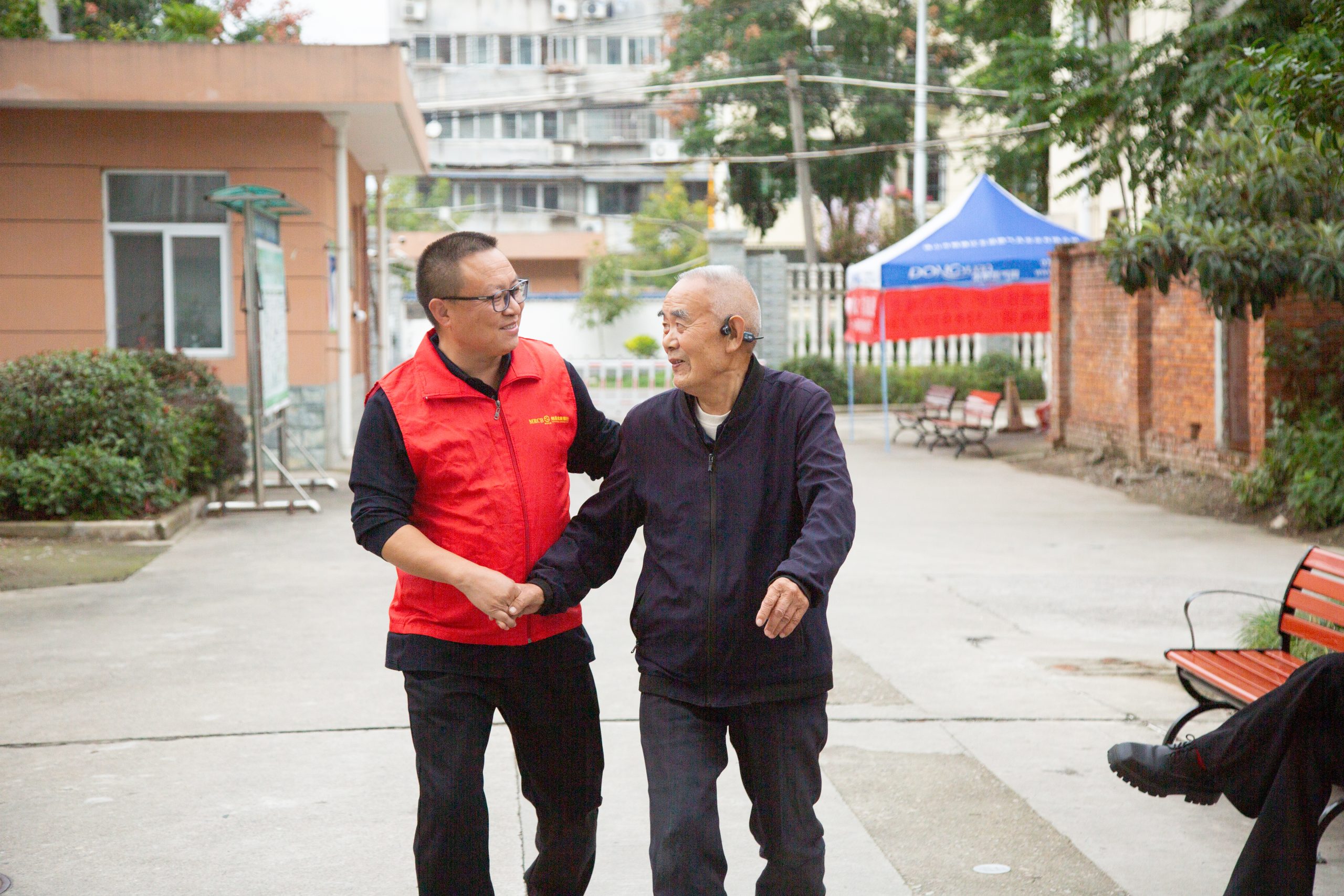 李斌和老人